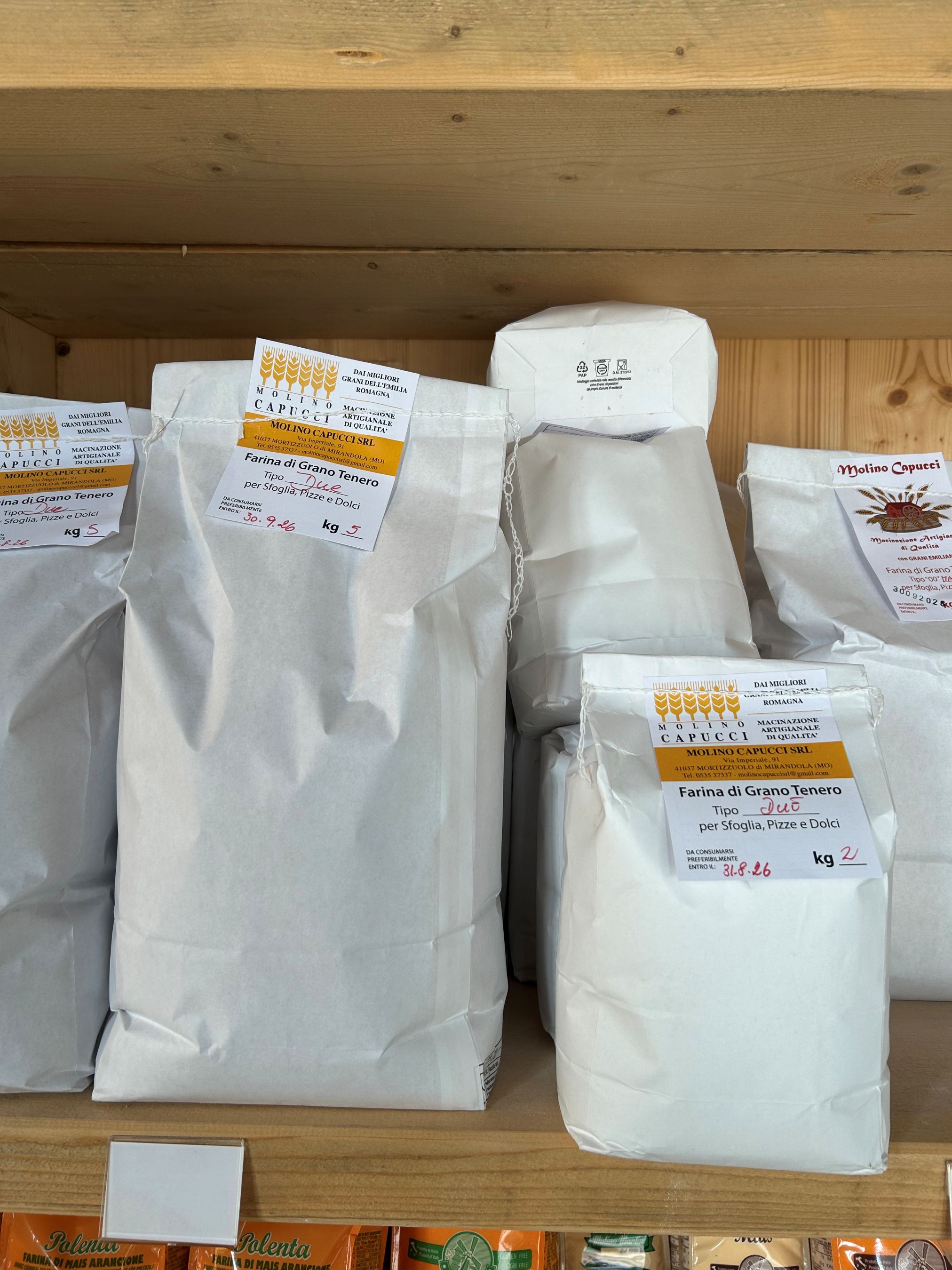 Scaffali con farine e prodotti alimentari nel punto vendita